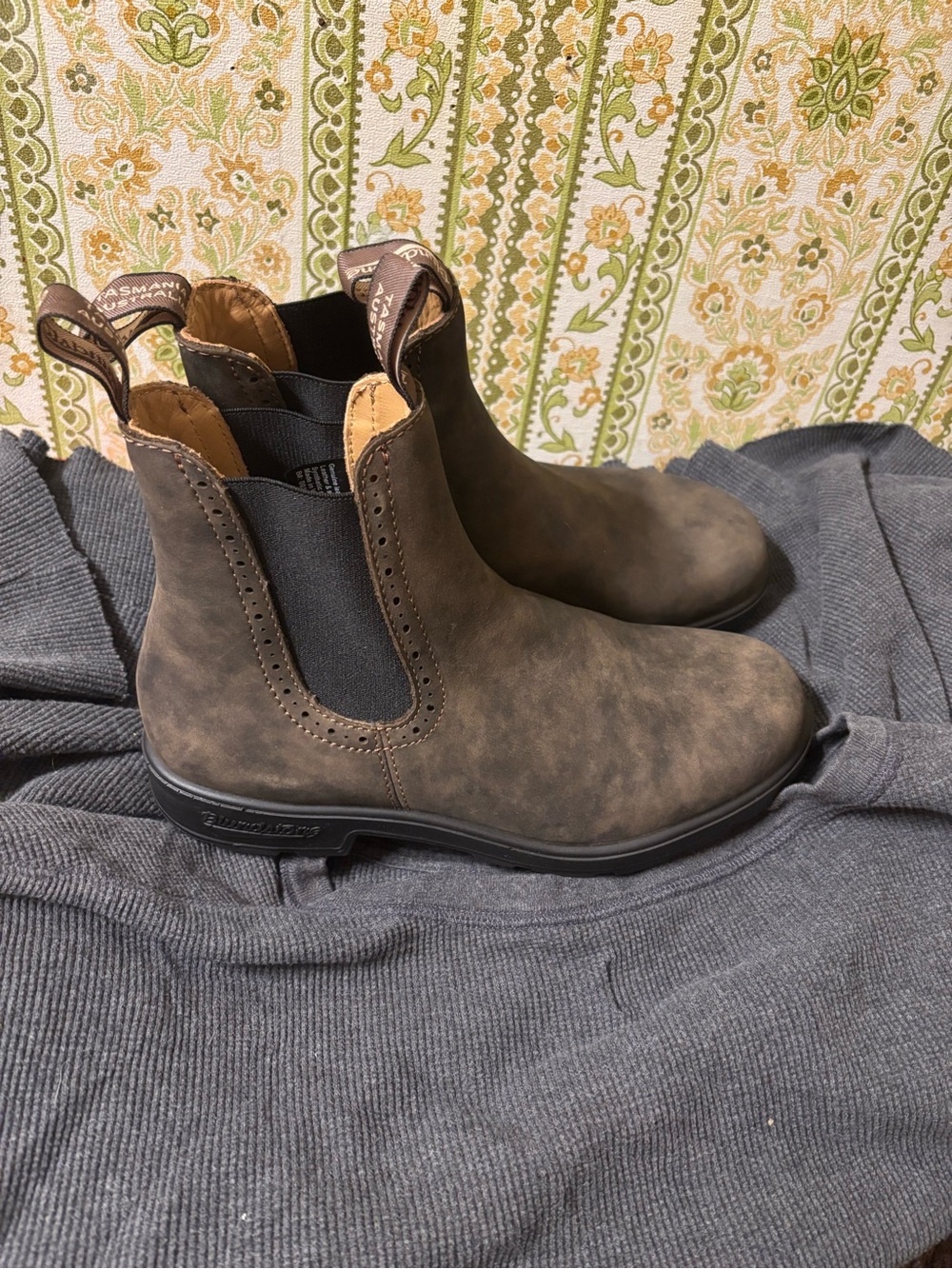 Blundstone Hi-Top Chelsea Ankle Boots - Rustic Brown